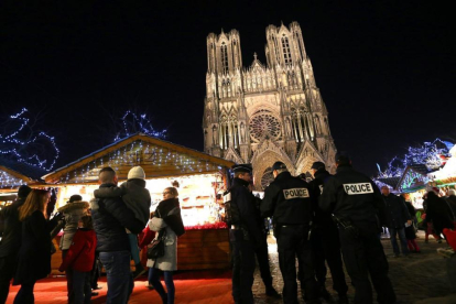 Policías franceses patrullan en un mercado navideño en Reims.-FRANCOIS NASCIMBENI / AFP