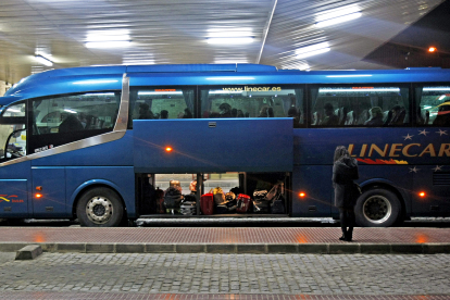Autobús de la empresa Linecar, inicialmente adjudicataria de la línea junto con otras cuatro firmas. LUIS ÁNGEL TEJEDOR