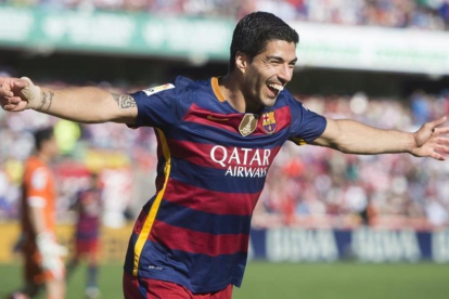 Luis Suárez celebra uno de sus goles de Granada que dio el título de Liga al Barça.-JORDI COTRINA