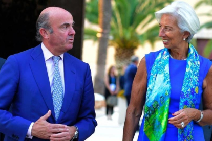 El ministro de Economía, Luis de Guindos, y la presidenta del FMI, Christine Lagarde, este mes de junio en Valencia-JOSE JORDAN