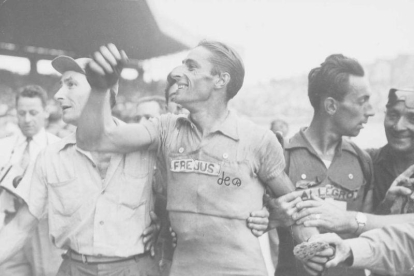 Ferdy Kübler, nada proclamarse campeón del Tour de Francia de 1950 en el Parque de los Príncipes.-