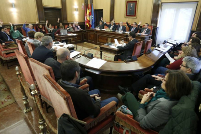 Celebración del Pleno en el Ayuntamiento de León-Ical