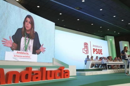 Susana Díaz interviene en el último congreso del PSOE-A.-EFE / JULIO MUNOZ