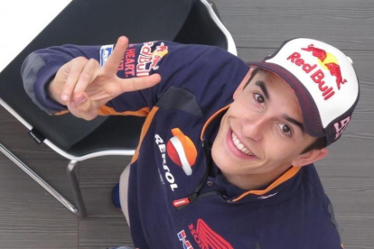 Marc Márquez (Honda) hace la señal de la victoria.-EMILIO PÉREZ DE ROZAS