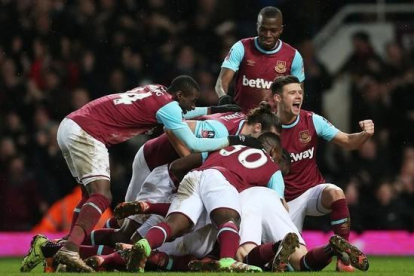 Los jugadores del West Ham celebran el último gol ante el Liverpool.-REUTERS / MATTHEW CHILDS