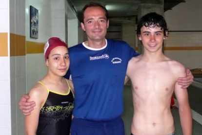 Marcos Tierno y Claudia Tierno junto a su entrenador Montxo Fernández. / C.N. SORIANO-