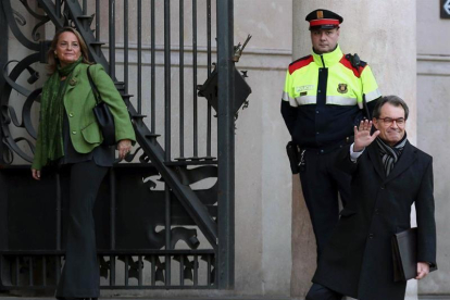 l expresidente de la Generalitat, Artur Mas, acompañado de su esposa Helena Rakosnik (i), a su llegada esta mañana al TSJCat.-EFE
