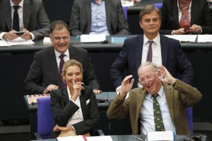 Los dirigentes de la ultra AfD Alice Weidel y Alexander Gauland, en el Bundestag.-/ REUTERS / FABRIZIO BENSCH