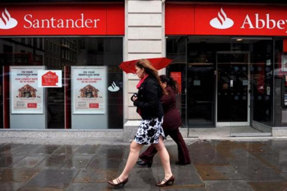 Una oficina del Banco Santander.-