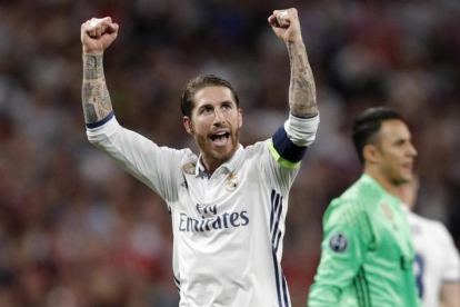Sergio Ramos celebra la victoria ante el Bayern en la Liga de Campeones.-AP / DANIEL OCHOA