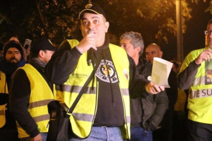 Tito Álvarez, portavoz de Élite Taxi, dirigiéndose a sus compañeros tras la reunión del pasado 22 de enero.-ACN / TONI JAIMEZ