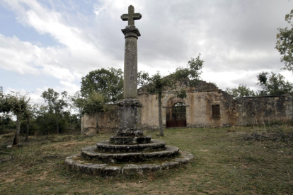 Cementerio de La Muedra, lo poco del pueblo que no anegó el embalse de Cuerda del Pozo. HDS