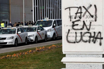 Huelga de taxistas en los alrededores de Ifema, este jueves en Madrid.-CHEMA MOYA (EFE)