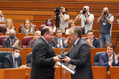 Pedro Antonio Heras y Carlos Pollán en la toma de posesión del primero como procurador por Soria. MÍRIAM CHACÓN-ICAL