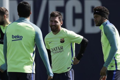 Piqué, Suárez, Messi y Neymar, en el último entrenamiento antes de medirse al Sevilla.-AP