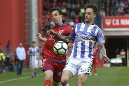 Guillermo lucha con Calero durante el partido del pasado sábado entre el Numancia y el Valladolid.-VALENTÍN GUISANDE