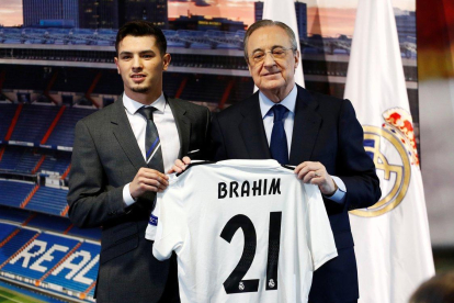 Brahim Díaz posa con la camiseta del Madrid junto a Florentino Pérez.-X01625