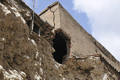 Aspecto de la muralla tras el derrumbre parcial de la misma. / ÁLVARO MARTÍNEZ-