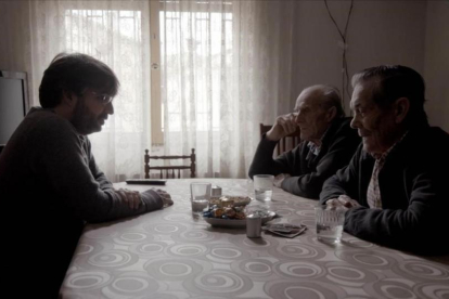 Jordi Évole conversa con unos ancianos, en 'Salvados'.-ATRESMEDIA