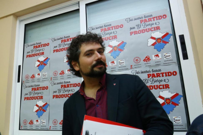 El procurador autonómico de Izquierda Unida, José Sarrión, durante la presentación en Ponferrada de la campaña 'Tus sueños tienen partido, pon El Bierzo a producir'-ICAL