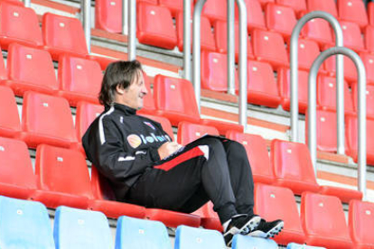 Juan Antonio Anquela observa un entrenamiento desde la grada de Los Pajaritos. / ÁLVARO MARTÍNEZ-