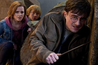 Daniel Radcliffe (como el joven mago), Emma Watson (Hermione) y Rupert Grint (Ron), en 'Harry Potter y las reliquias de la muerte 2'.-EL PERIÓDICO