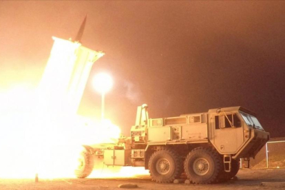 Un misil interceptor del sistema THAAD lanzado desde Alaska durante una prueba del sistema, en Kodiak, el 30 de julio.-EFE / US DEFENSE MISSILE AGENCY
