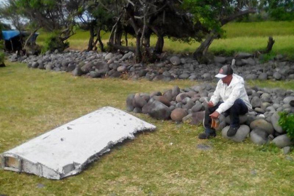 Una de las piezas encontradas que puede ser parte del vuelo MH370 de Malaysia Airlines desaparecido en marzo de 2014.-Foto: @PeurAvion