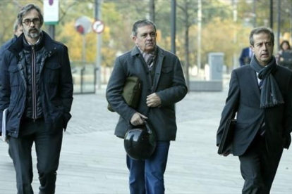 Jordi Pujol Ferrusola, en el medio, junto con sus abogados.-EFE / ANDREU DALMAU