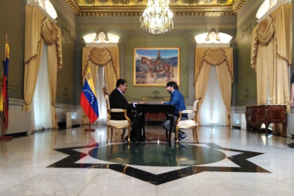 Nicolás Maduro y Jordi Évole, en la sala del Palacio de Miraflores de la capital venezolana, para el programa Salvados (La Sexta).-PRODUCCIONES DEL BARRIO