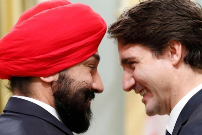 Imagen de archivo del primer ministro canadiense, Justin Trudeau, y el ministro de Innovación, Ciencia y Desarrollo Económico, Navdeep Bains.-CHRIS WATTIE (AFP)