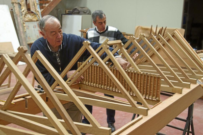 José Alonso y Carlos Alonso durante los trabajos de construcción de un artesonado.-J. L. C.
