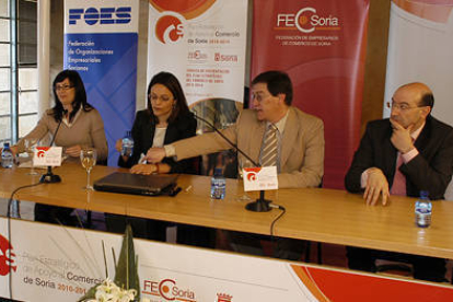 María José Sancho, Helena Villarejo, Juan Carlos Frechoso y Sergio González, instantes antes de comenzar la presentación en la Audiencia. / ÁLVARO MARTÍNEZ-