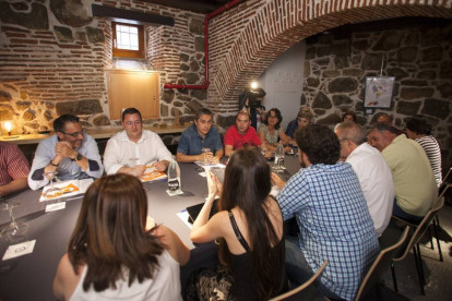 Un momento de la reunión entre Ciudadanos, PSOE, IU, Trato Ciudadano y UPyD para desbancar al PP.-Ical