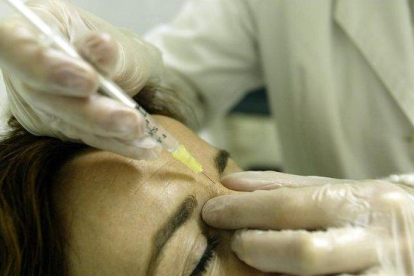 Imagen de un tratamiento antiarrugas en una clínica estética en Madrid.-AGUSTÍN CATALÁN