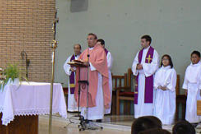Un momento de la eucaristía celebrada por el obispo ayer en la parroquia de Santa Bárbara. / PEDRO CALAVIA-