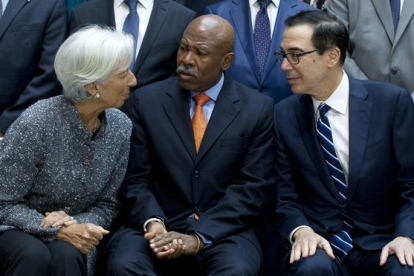 Lagarde, con Lesetja Kganyago, presidente del comité monetario; y el secretario del Tesoro de EEUU, Steven Mnuchin, ayer.-EL PERIÓDICO