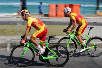 Purito y Valverde, en pleno entrenamiento por el circuito de la prueba olímpica de ciclismo de carretera.-EFE / LEONARDO MUÑOZ