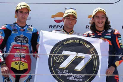 Jeremy Alcoba, Raúl Fernández y Can Öncü, podio de Moto3 en el MundialJúnio de hoy en Aragón, homenajean al desaparecido Andreas Pérez en el podio de Motorland.-ALEJANDRO CERESUELA
