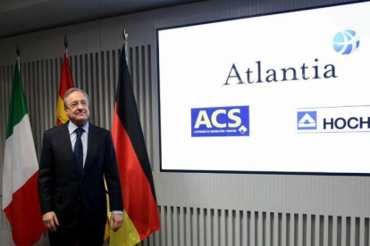 El presidente de ACS, Florentino Pérez, en la rueda de prensa con Atlantia y Hochtief donde se presentaron los detalles de la OPA sobre Abertis.-JUAN MANUEL PRATS (EL PERIÓDICO)