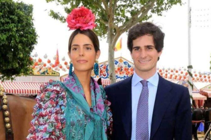 Fernando Fitz-James Stuart, primogénito del actual duque de Alba y Matilde Solís, posa con su prometida Sofía Palazuelo, en la feria de Sevilla, el pasado abril.-INSTAGRAM