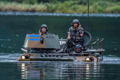Soldados surcoreanos a bordo de un vehiculo armado K-200 cruzan el río Hongcheon durante las maniobras militares-EFE