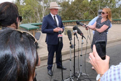 Barnaby Jones, viceprimer ministro de Australia, anuncia su dimisión a la prensa.-STRINGER (REUTERS)