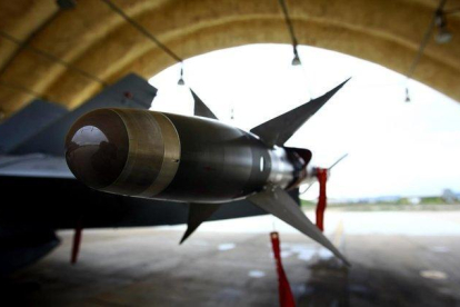 Armamento de un avión de combate F-18.-AGUSTÍN CATALÁN