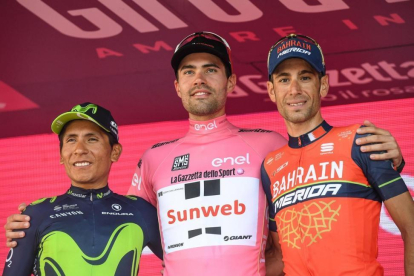 Tom Dumoulin, en el podio final del Giro, junto a Nairo Quintana (Izquierda) y Vincenzo Nibali.-EFE
