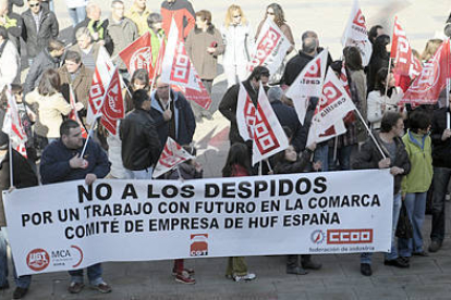 Pancarta principal que lucieron los manifestantes concentrados ayer en la plaza Mayor de El Burgo. / ÁLVARO MARTÍNEZ-