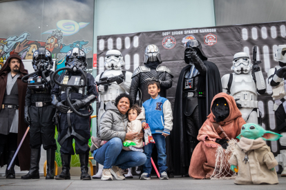 Los sorianos aprovecharon para hacerse fotos con los personajes de Star Wars en Mariano Granados tras su desfile desde la Dehesa. GONZALO MONTESEGURO