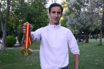 Manuel Olmedo con su medalla de oro como campeón de España. / A. Martínez-