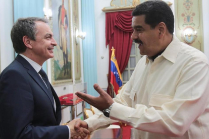 Zapatero y Maduro en el palacio de Miraflores.-AFP