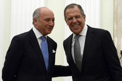 El ministro de Exteriores francés, Laurent Fabius (a la izquierda), y su homólogo ruso, Sergey Lavrov.-